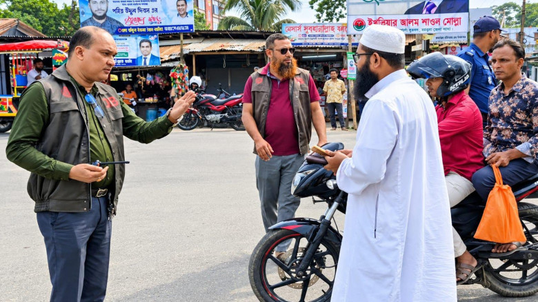 বরগুনার সড়কে ডিবির কঠোর নজরদারি: চেকপোস্টে থামিয়ে চলছে যানবা