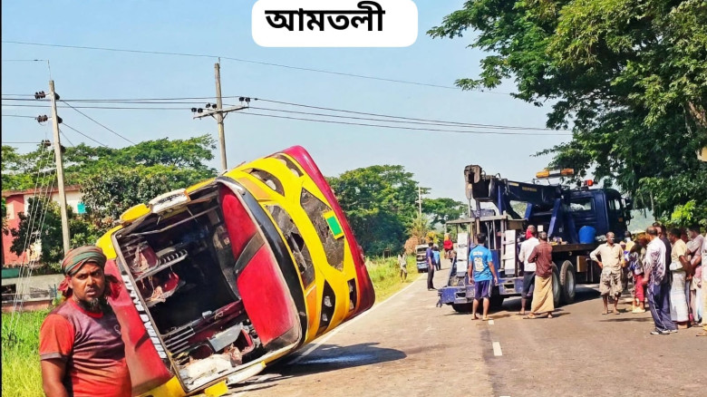 আমতলীতে বাস উল্টে ২৯ যাত্রী আহত, চালক-হেলপার পলাতক