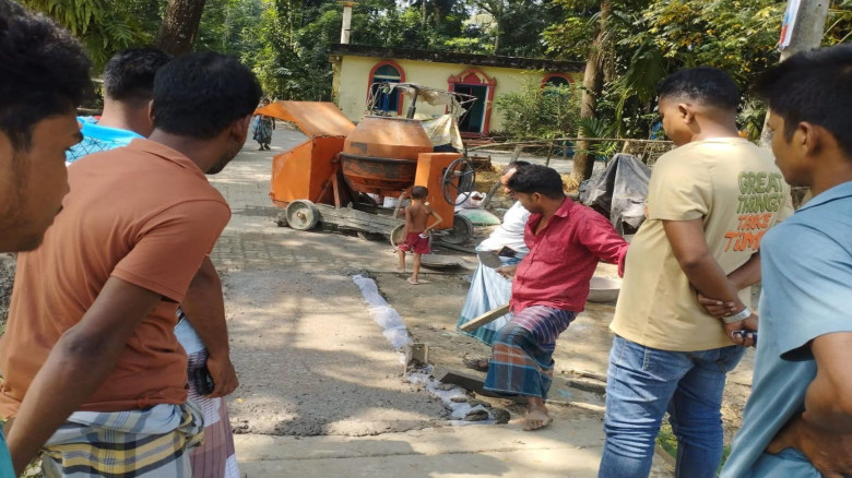 বেতাগীতে জনদুর্ভোগ লাঘবে এগিয়ে এলেন জেলা স্বেচ্ছাসেবকদল নেতা