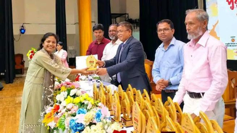 নজরুল বর্ষ-২৬: আবৃত্তিতে বিভাগীয় পর্যায়ে প্রথম বরগুনার সুবাহ