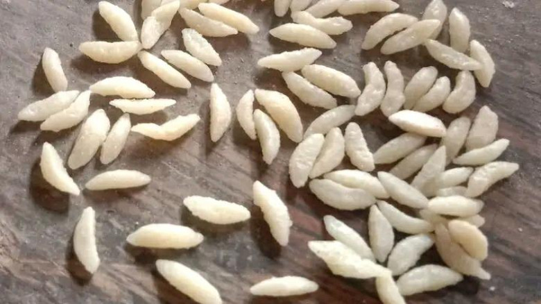 তালতলীর করইবারিয়ায় প্লাস্টিক মিশ্রিত চাল বিক্রির অভিযোগ!
