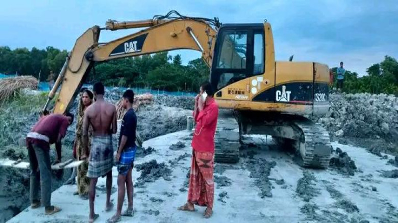 বরগুনায় নদী থেকে মাটি কাটায় ইটভাটাকে দেড় লাখ টাকা জরিমানা