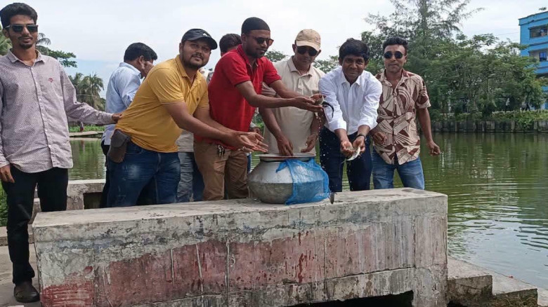 বরগুনায় যুবদলের প্রতিষ্ঠাবার্ষিকীতে পুকুরে মাছের পোনা অবমুক